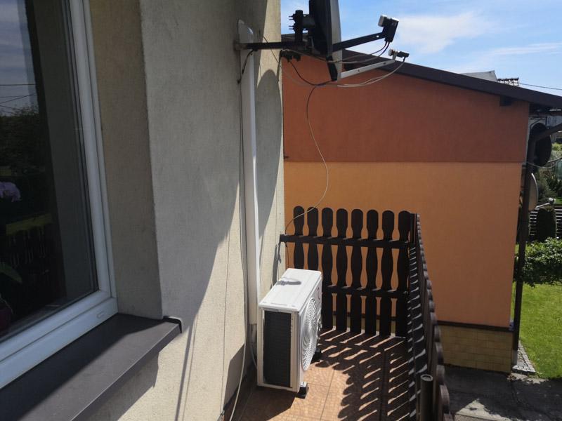 Zamontowana jednostka klimatyzatora na balkonie w Wieluniu